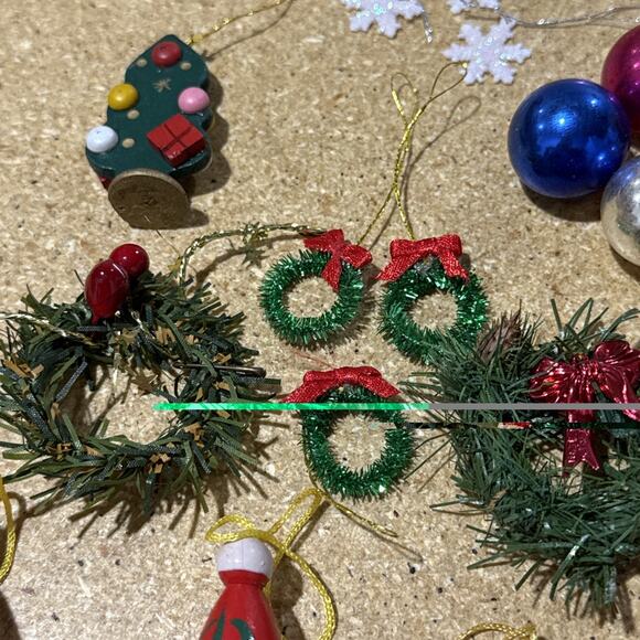 Mixed Lot Mini Christmas Ornaments Wood & Plastic Vintage Style 40+ Pieces - Picture 5 of 9